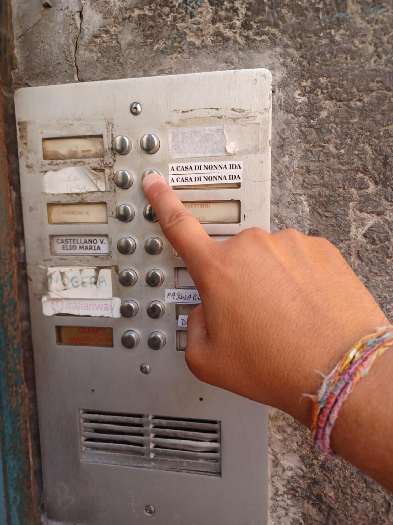 A Casa Di Nonna Ida, Nel Cuore Pulsante Di Napoli Exterior photo
